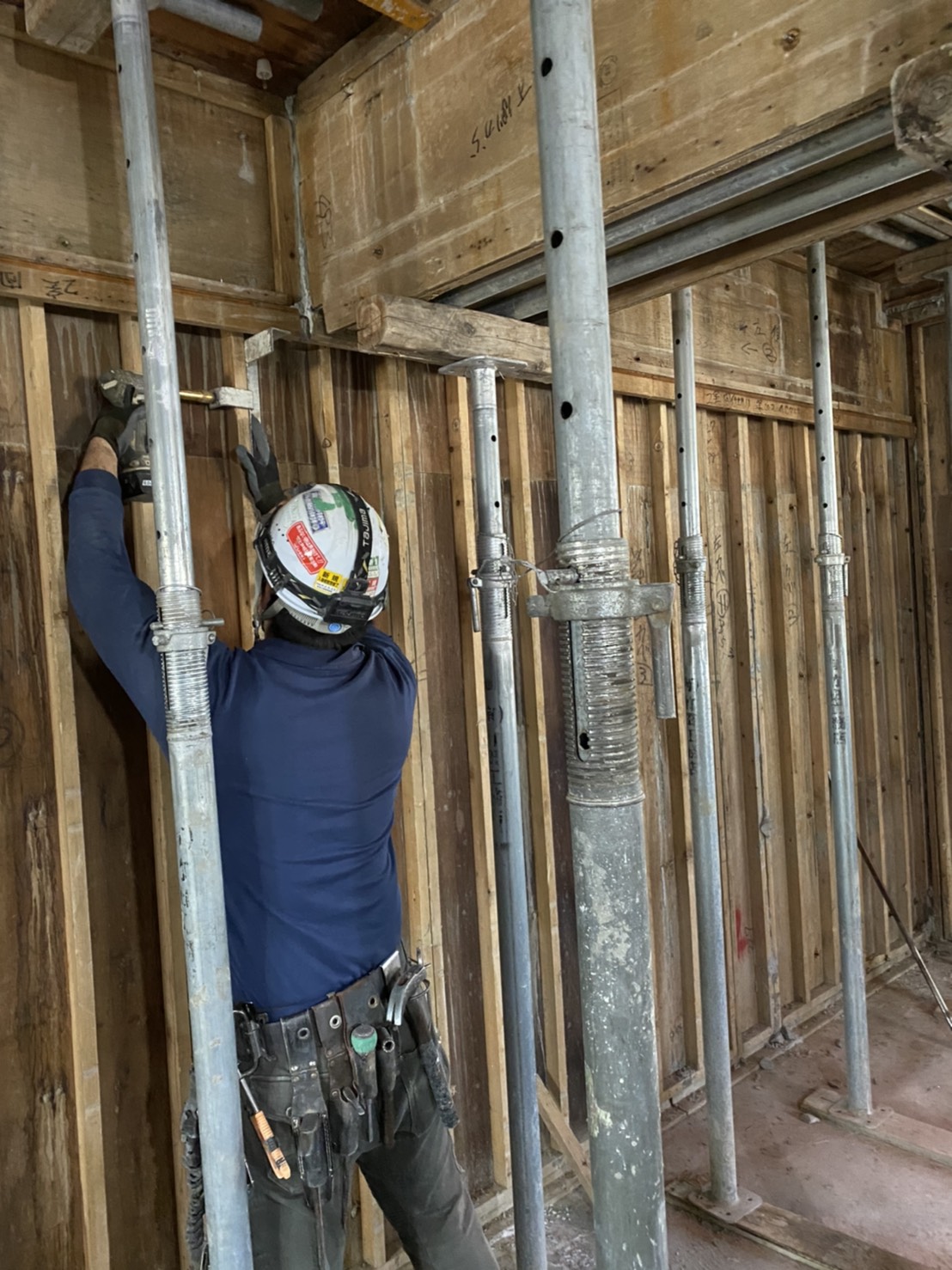 型枠解体作業の様子